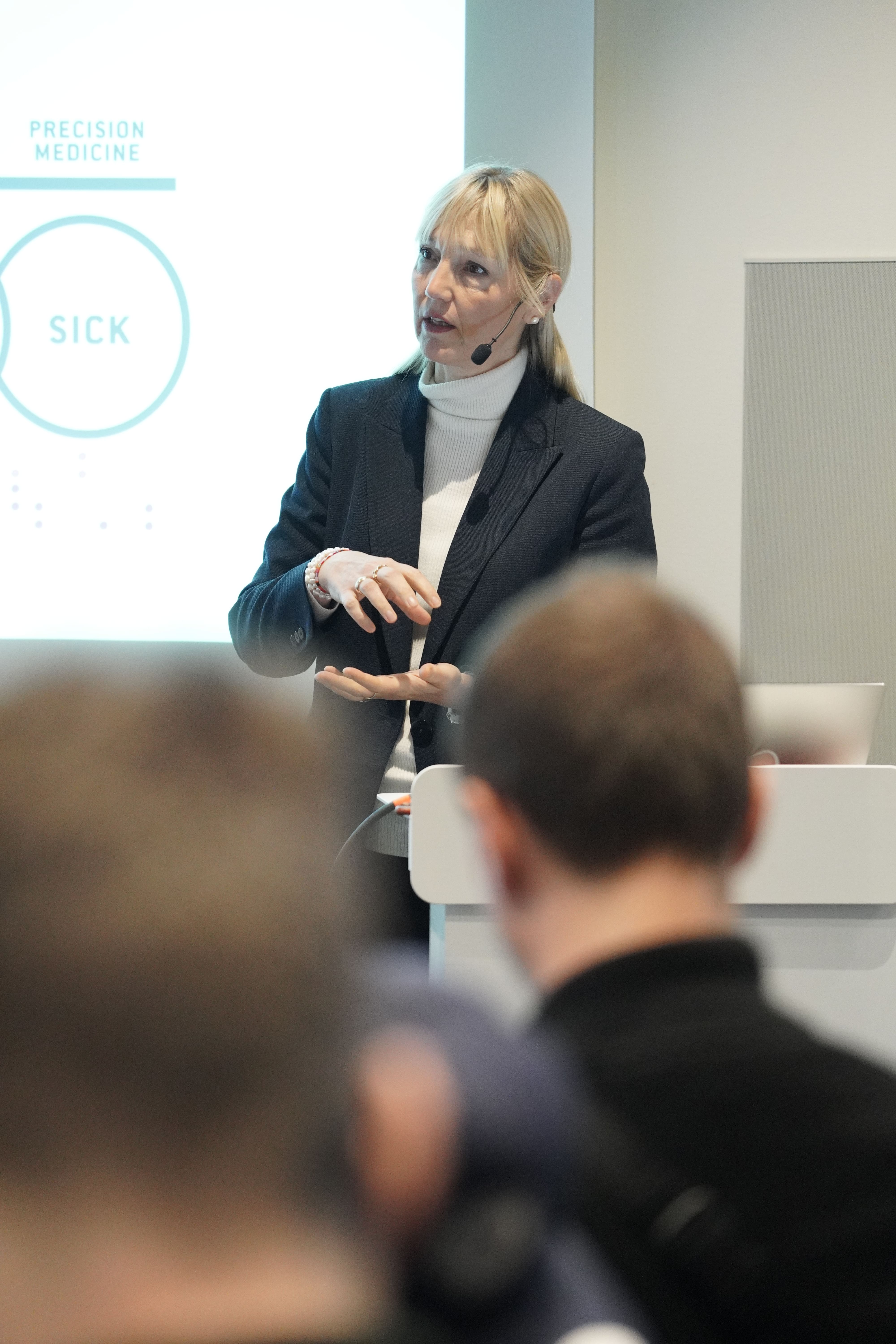 Ebba Carbonnier (Karolinska Institutet) giving a presentation on use cases for quantum life science. 